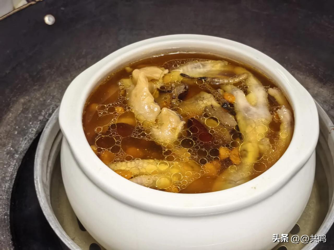 人生恰似一盅炖汤

起初把食材一股脑扔锅里，就像我们刚起步，心里装满梦，看什么都