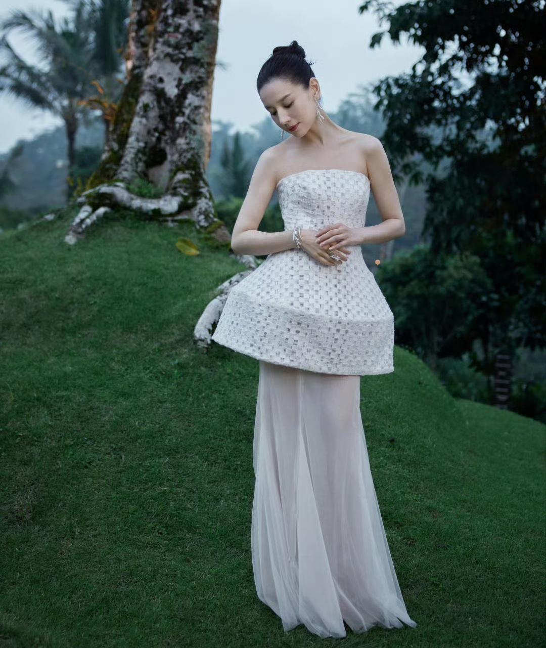 中年女人穿透视裙，你们觉得好看吗？

说实话，虽然现在的人在穿衣上不给自己设限，