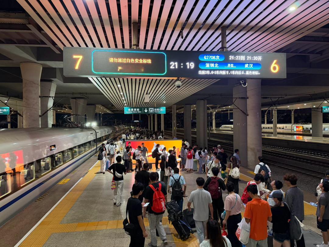 在路上 返程本来以为今晚要留在南昌过夜了。就在最后十分钟，居然捡漏抢到回武汉的高