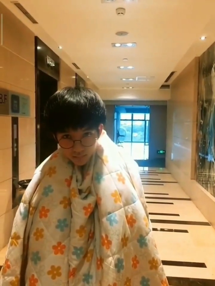 贺峻霖 在桃花坞结束录制这天刷到了小时候的小贺贺和桃花坞刚开始破冰有异曲同工之妙