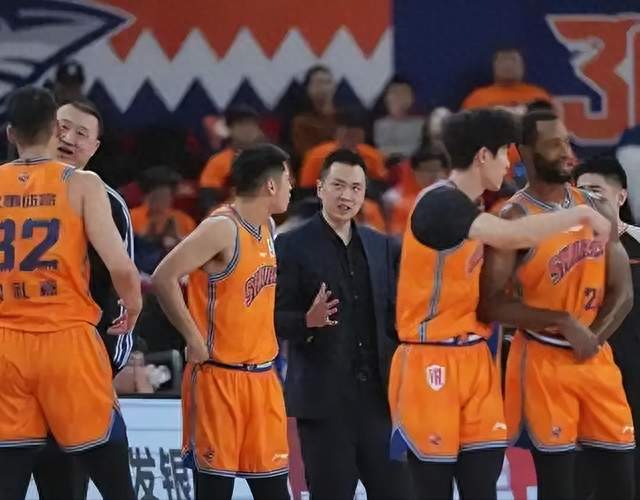 上海34分狂胜深圳！拉塞尔首秀先挨帽后爆发，王哲林18篮板抢疯了