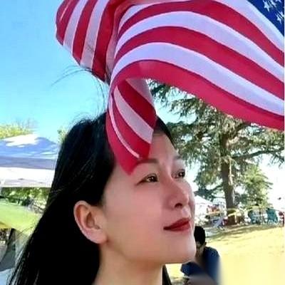 有个专写霸总小说的女作家，卖了上海的公寓，卖了玛莎拉蒂，带着女儿，就为了去美国呼