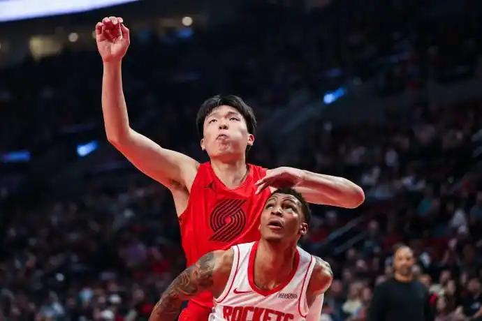 杨瀚森在跟火箭的比赛中出场时间再创新高，出场13分钟11秒，投篮5中1，得到了2