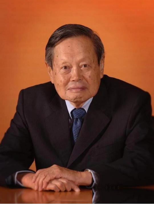 2016年，杨振宁曾顶着骂名，极力反对花2000亿建大型粒子对撞机，杨振宁指出：