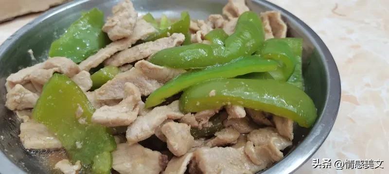 没有精致摆盘，都是最贴合家人口味的家常菜，慢慢洗菜、翻炒、出锅，简单一餐，藏着踏