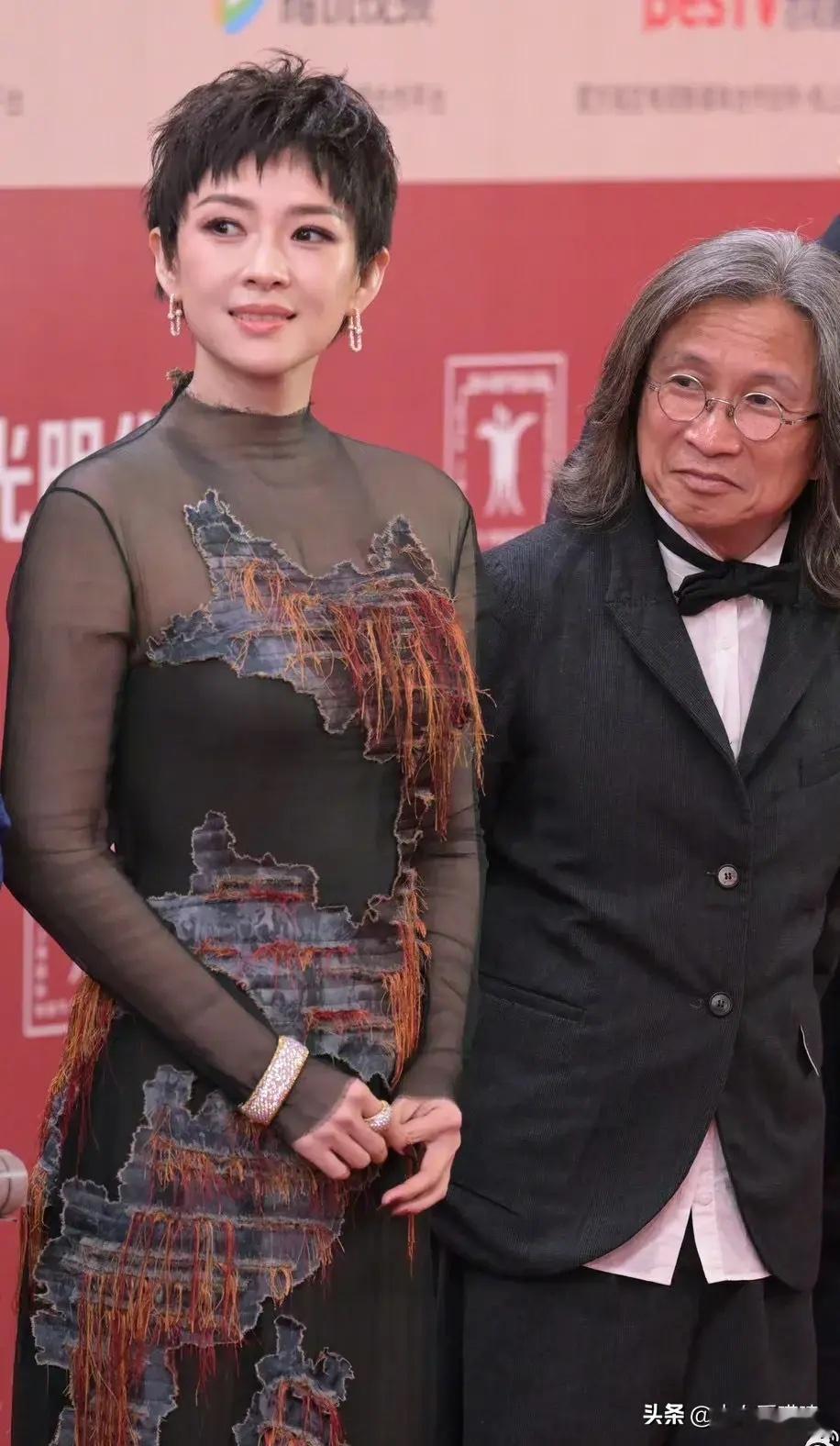章子怡为了《酱园弄》可真是豁出去了！先前主动和杨幂、赵丽颖在微博上互动，现在又特