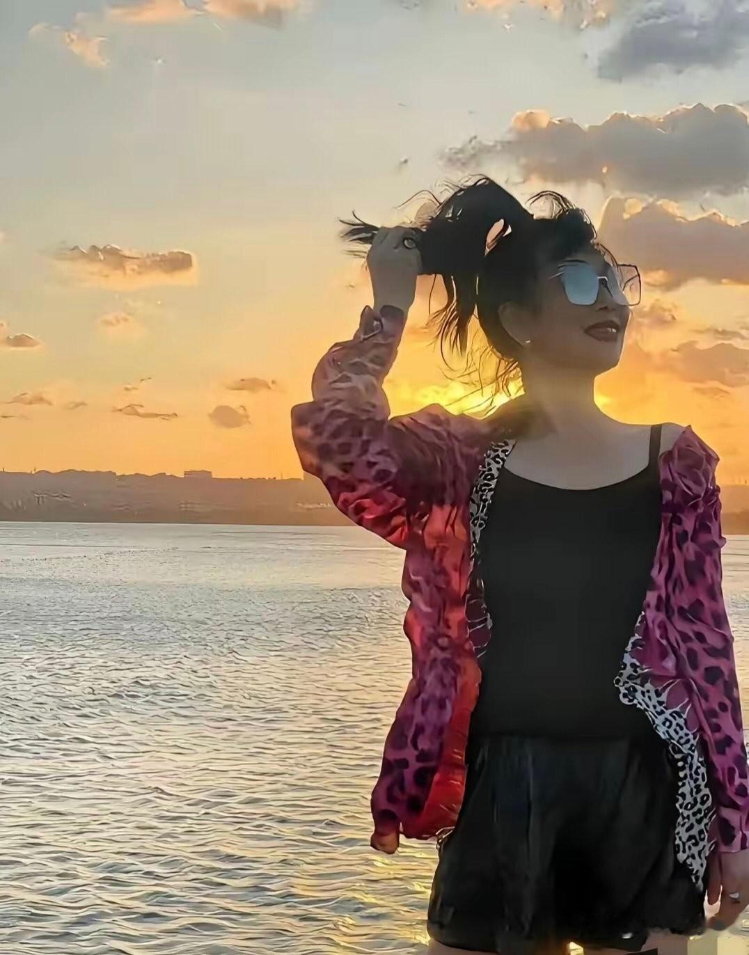 张馨予的妈妈晒泳装照，即使59岁了，但身材保持的依旧很好，身上没有一点赘肉，完全
