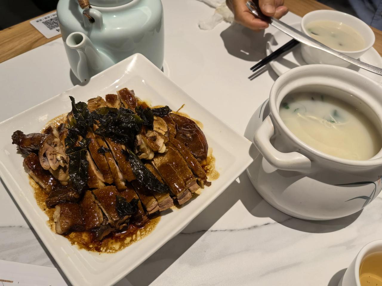 今天中午在珠海吃顺德菜，拆鱼汤，黄花鱼肉饼，茶皇鸭。吃的很高兴，但我特别高兴西方