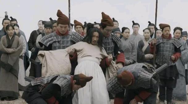 公元前238年，咸阳刑场，嫪毐被绑在木桩上，六匹马已经套好绳索。赵姬跪在不远处，