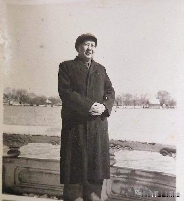 图中这位穿着厚大衣的主席,站在雪地边上,双手交叠,脸上挂着浅浅的笑,清早的空气里