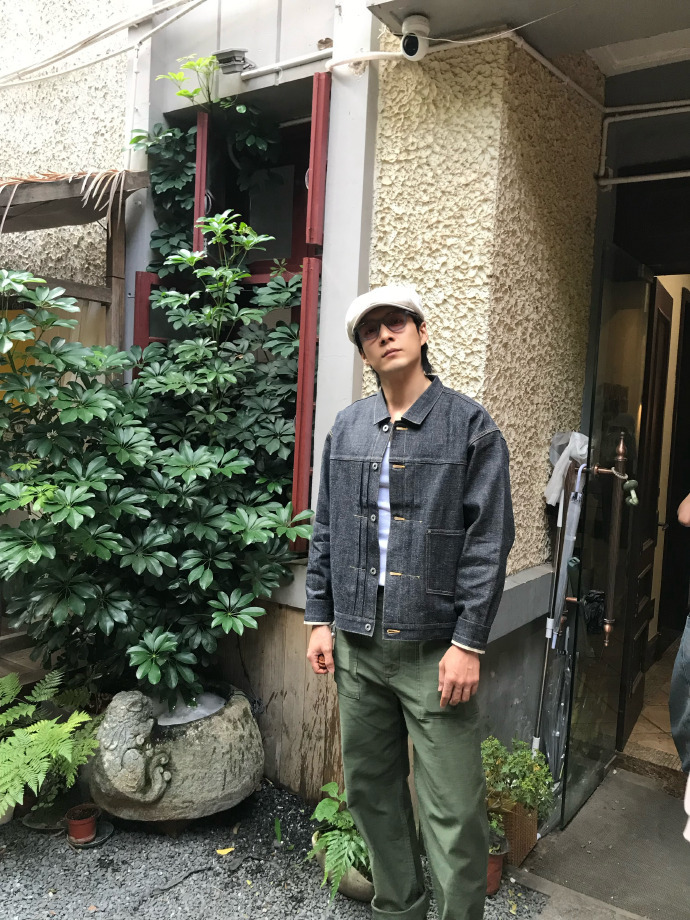 韩东君这是在闻小鞋子吗平日里都是自带强大气场的硬汉形象，拿着小鞋子的瞬间反差感直