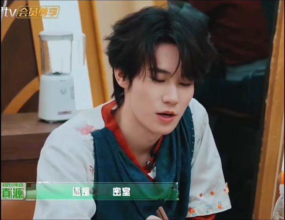 张真源用嘴炒了盘菜张真源回应下季还来不来密逃周笔畅问他下季还来密室吗？张真源急得