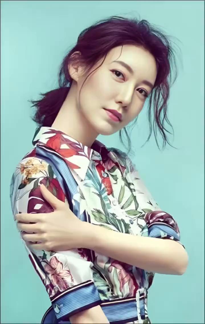 这位北京姑娘八十二年生，中戏科班，底蕴扎实，长相清秀，肌肤水嫩，元气满满，演技亮