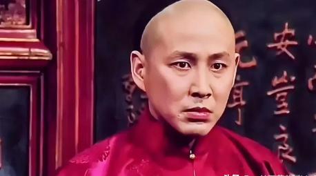 1881年，光绪在后宫闲逛忽见一宫女姿容秀丽，拉到没人处就临幸。不料，忙活半天竟
