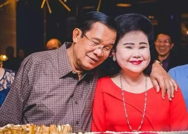 有个知友说，她上大学时，她母亲让她去割个双眼皮儿。她没有去，拒绝了。
她评论这件