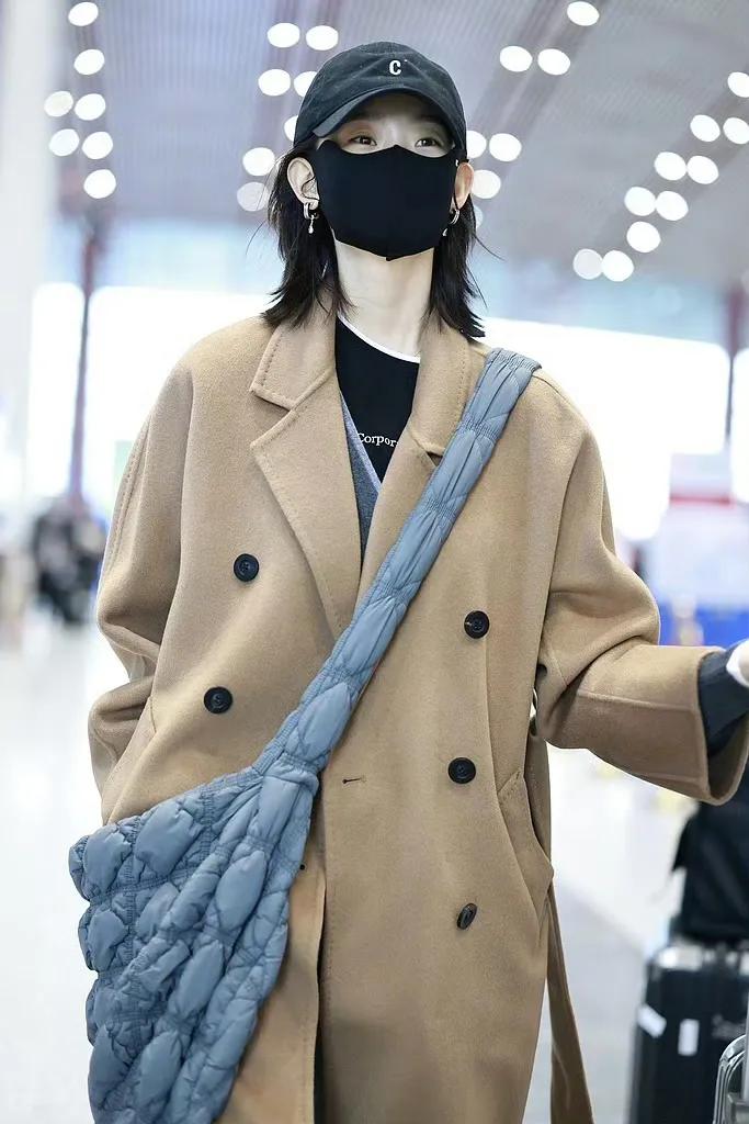 @张艺凡 北京首都机场出发图🈶棕色大衣+牛仔裤，秋冬休闲风穿搭拿捏了机场时尚秀