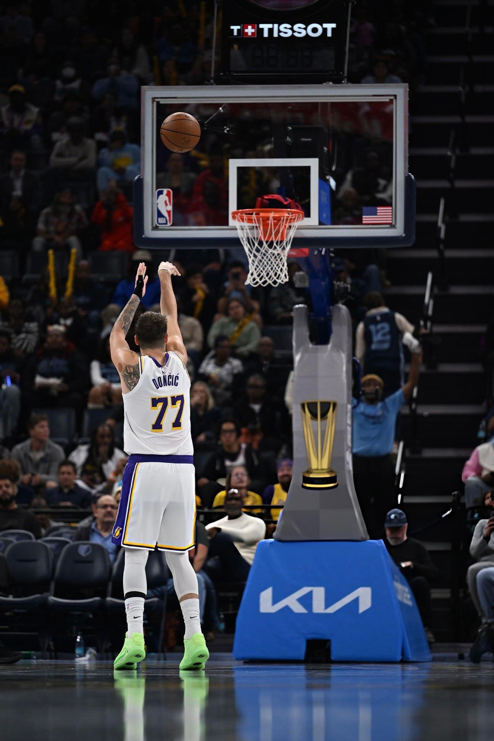 251101 常规赛G6：湖人117-112客场战胜灰熊也是本赛季杯赛的首场比赛