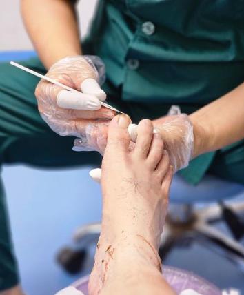 “还敢修脚吗？”南京一男子到足疗店修脚时，技师操作不慎，划破了男子的脚，没想到伤