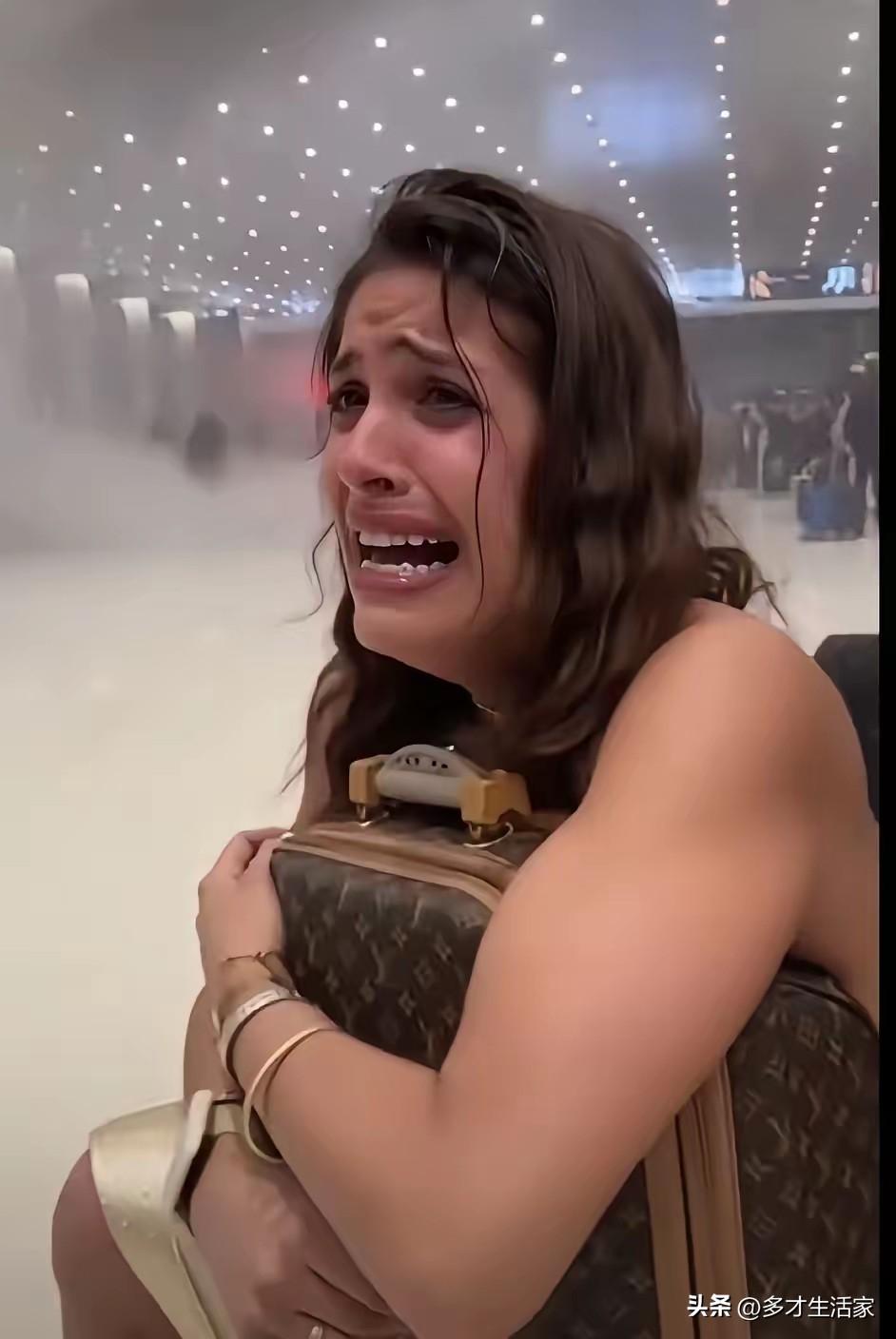 此刻，才懂最顶级的奢侈品是平安
 
看到这张在机场崩溃痛哭的画面，心头猛地一紧。