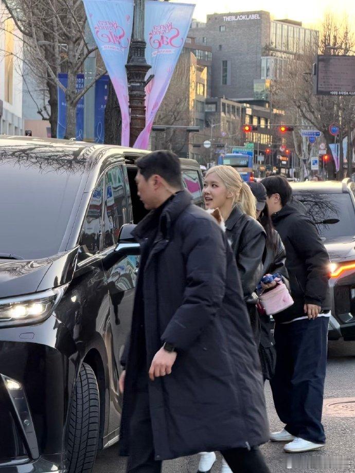 汉南洞偶遇朴彩英 原来在韩国真的能转角遇到爱！网友在汉南洞偶遇了朴彩英，她抱着狗