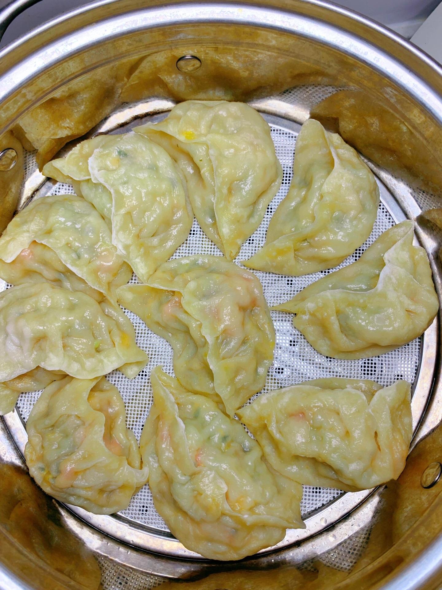 在家做香喷喷的大蒸饺。🍉好吃不腻的蒸饺，又鲜又香！ 🍏食材：角瓜...