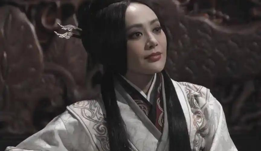 宣太后拒绝韩国使者时，说了句让人脸红的话。

她说先王压在她身上时，她反而不觉得