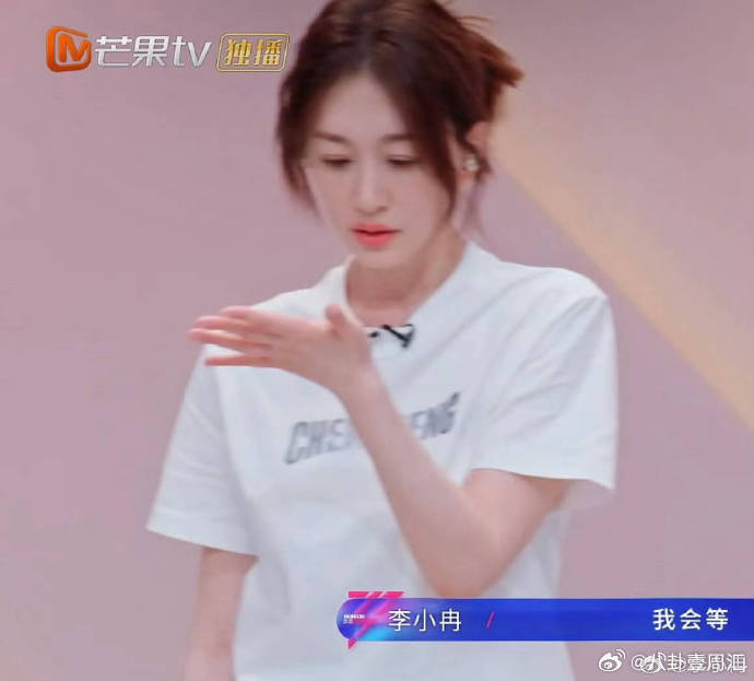 李小冉出了浪姐还在打小抄胳膊小抄永不退休！哪怕不在浪姐，对待唱歌依旧一丝不苟。李