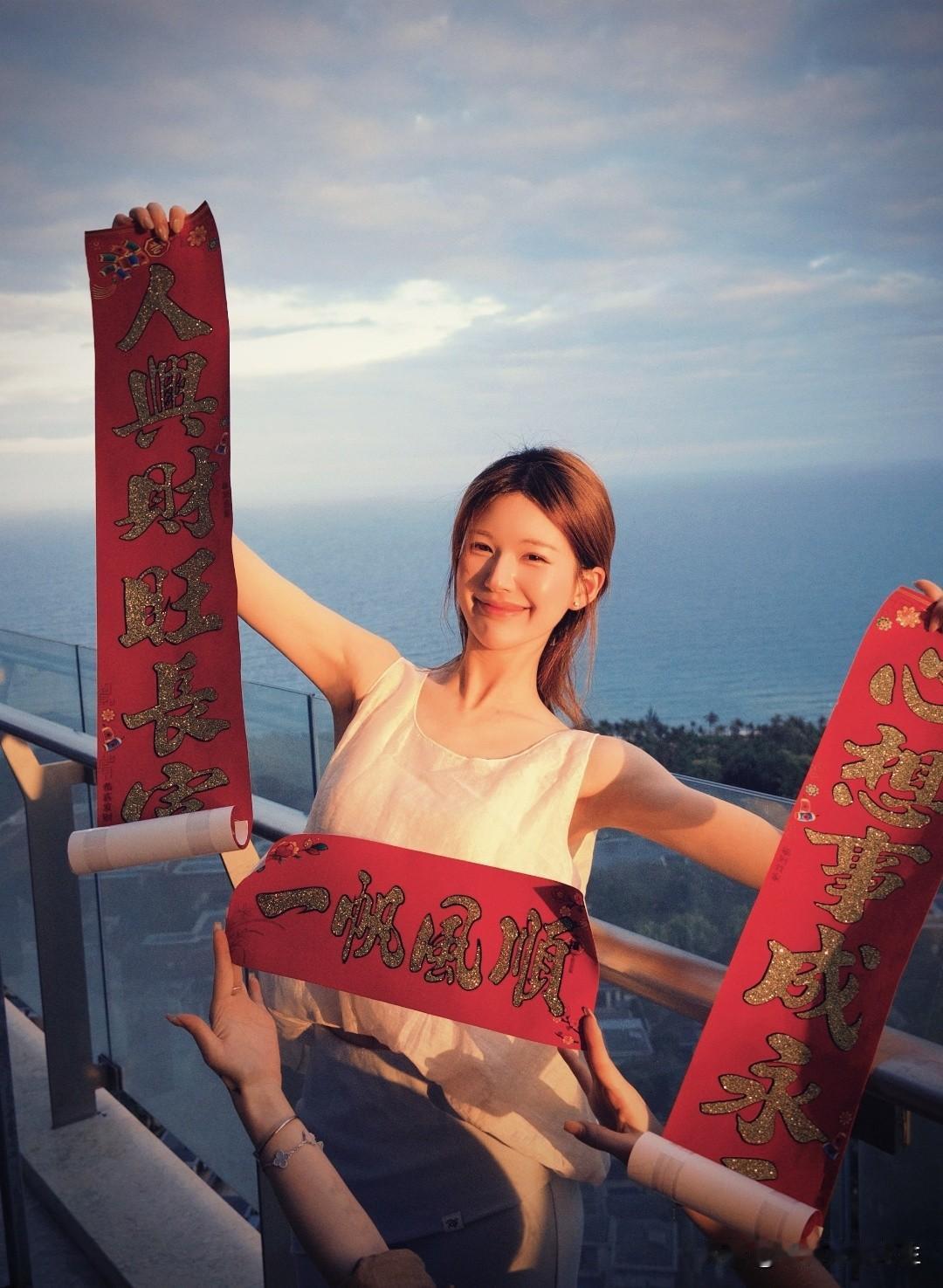 新年快乐，亲爱的露思宝宝，[呲牙] [赞][赞][赞]