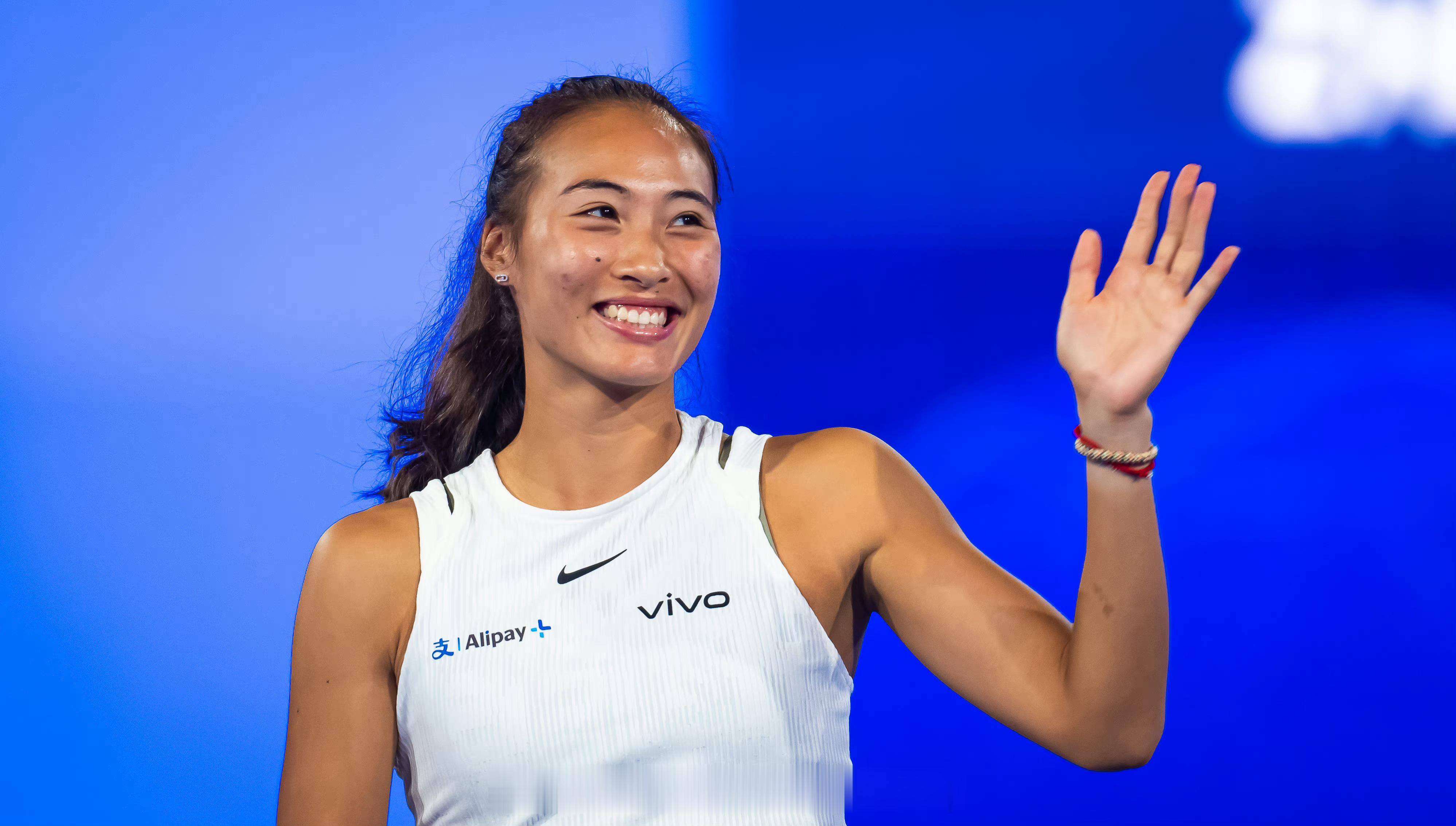 期待郑钦文2026年首秀终于要等到钦文上场了！1月13号，和莱巴金娜打一场表演赛