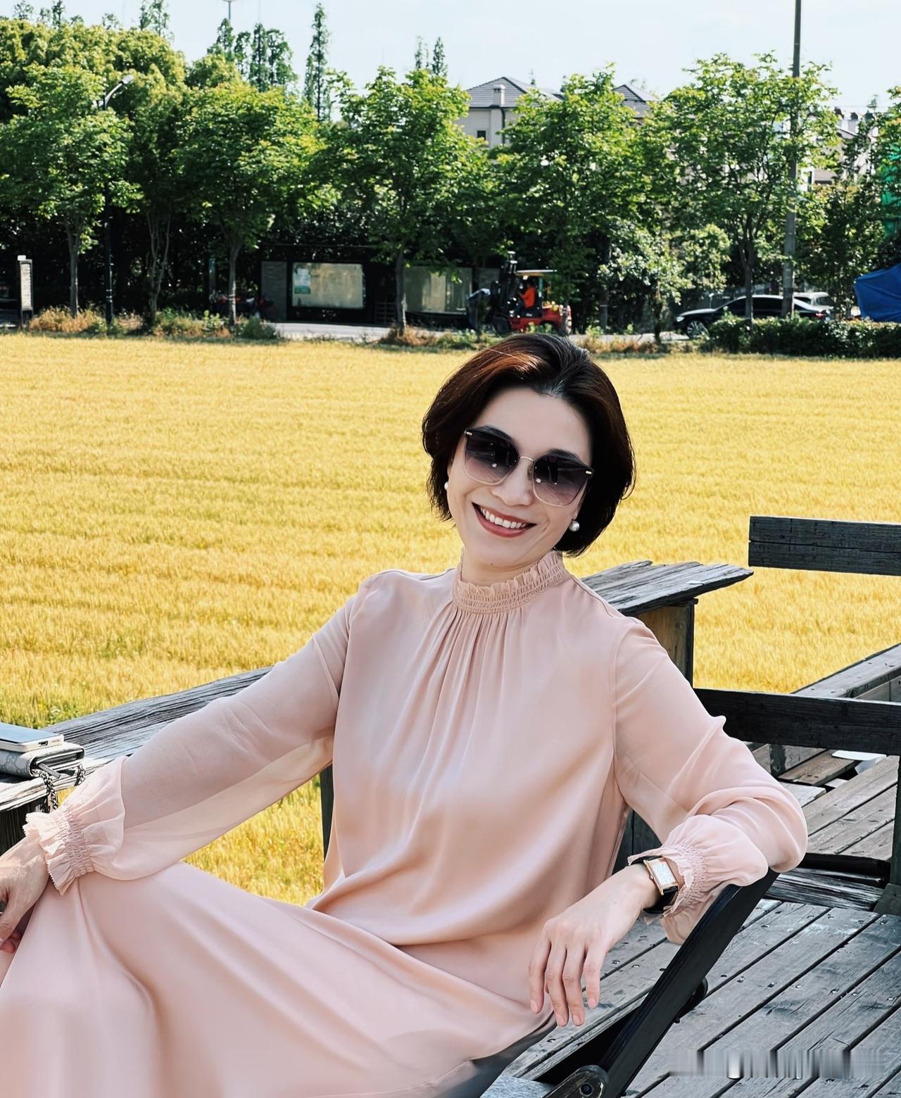 清平乐·郊原小憩
 
金畴铺远，晴日风柔软。
浅袂轻舒襟意缓，笑对晴光漫漫。
林