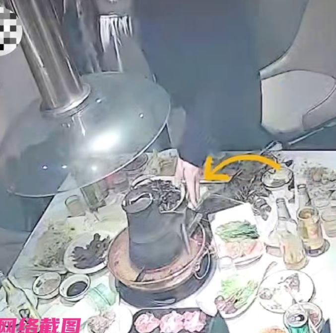 辽宁沈阳有火锅店的客人在吃完饭后，临走前还把自己的烟盒与打火机扔进了火锅里，这一