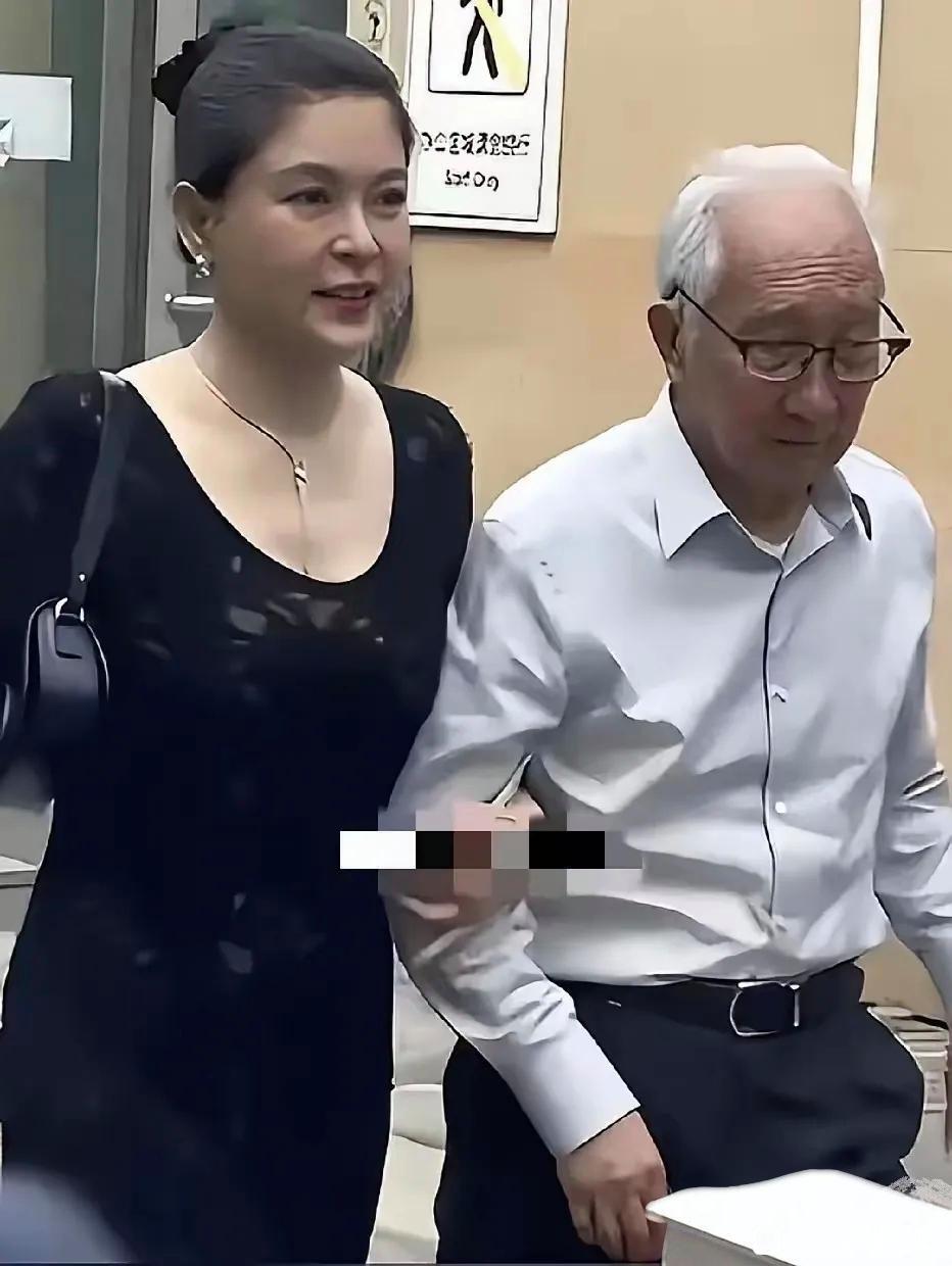 还以为他们是爷孙俩，没想到他们却是夫妻！ 