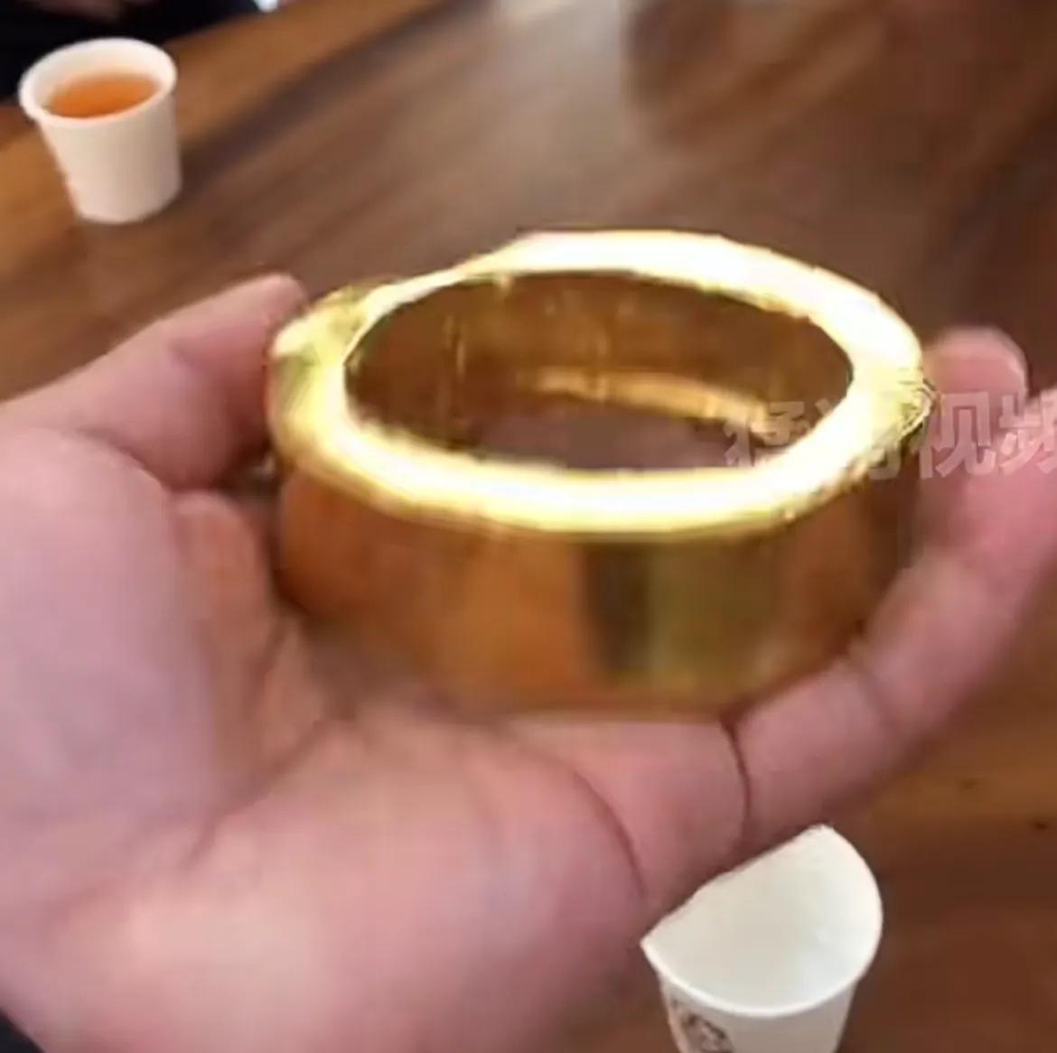 豪横！90岁老人随身携带4斤多重金手镯，“还有金腰带，家人不让带出来”！

大爷