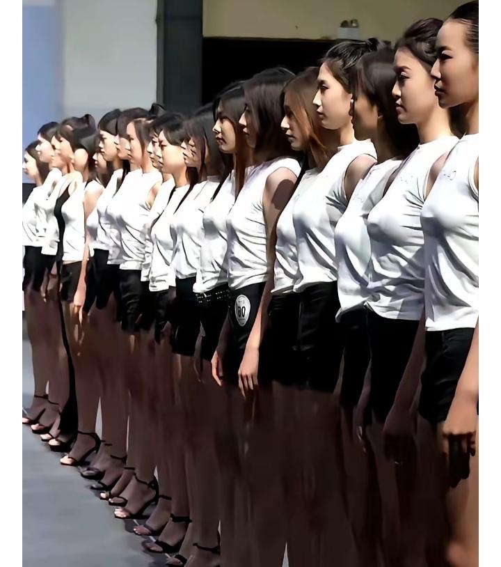 纽约秀场5%录取率背后：白T黑裤定输赢，公平与否藏在细节里
 
纽约秀场门外，三
