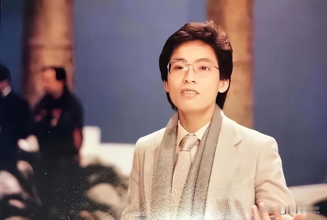 1980年，香港歌手张明敏因一曲《我的中国心》被香港娱乐圈抱团排挤，饥寒交迫之下