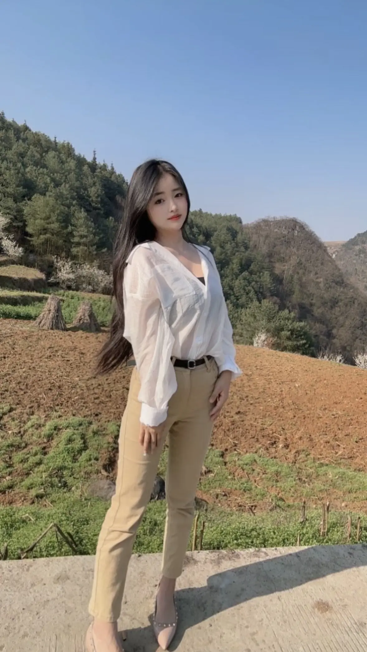 爱是需要见面的，见面真的很重要。隔着屏幕说再多的我想你我爱你说再多的甜...