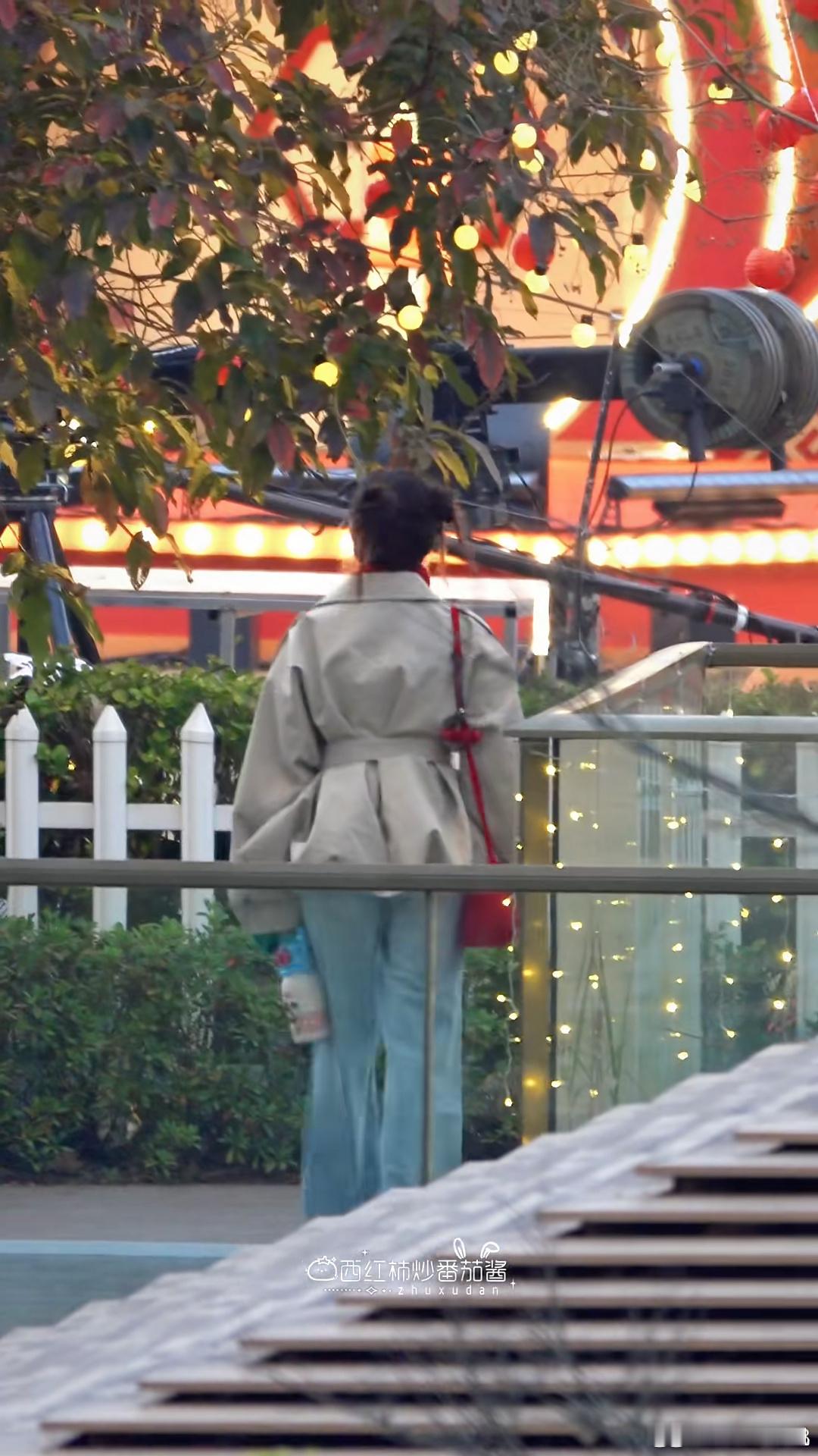 粉丝找祝绪丹要红包周五晚高疯 看祝绪丹被要红包时的反应就知道她性格有多好，立刻笑