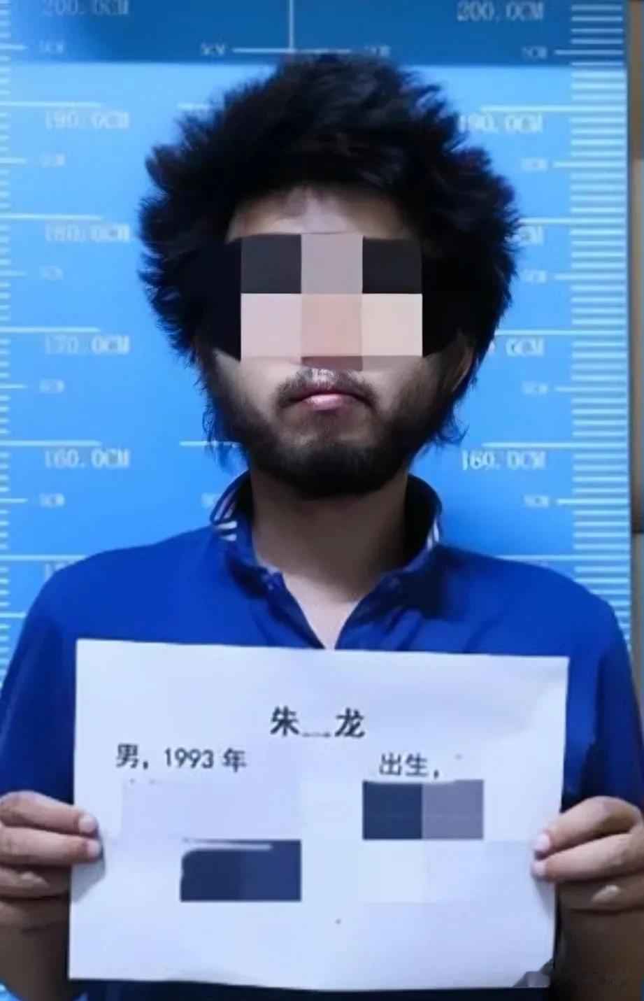 体格清瘦、头发爆炸的男子朱某，骑着一辆共享单车从海口来到三亚 ，瞎摸乱撞潜入一栋