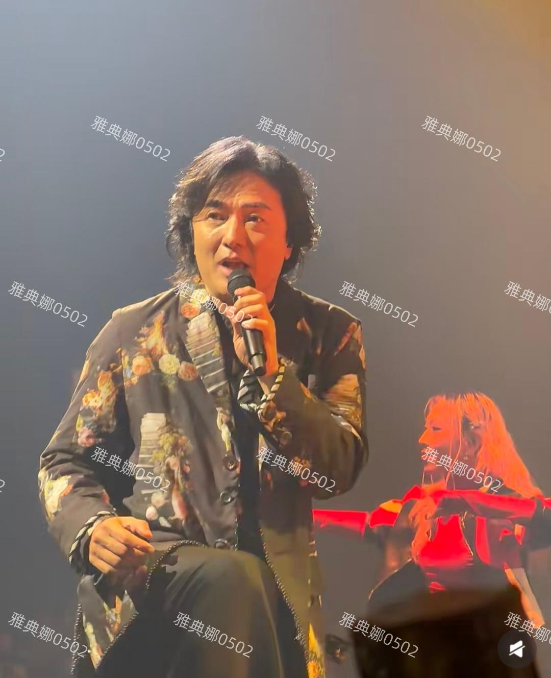 郑伊健还是先减减肥再开演唱会吧！ 顶着发面的脸和臃肿的身材，在舞台上费劲的舞动笨