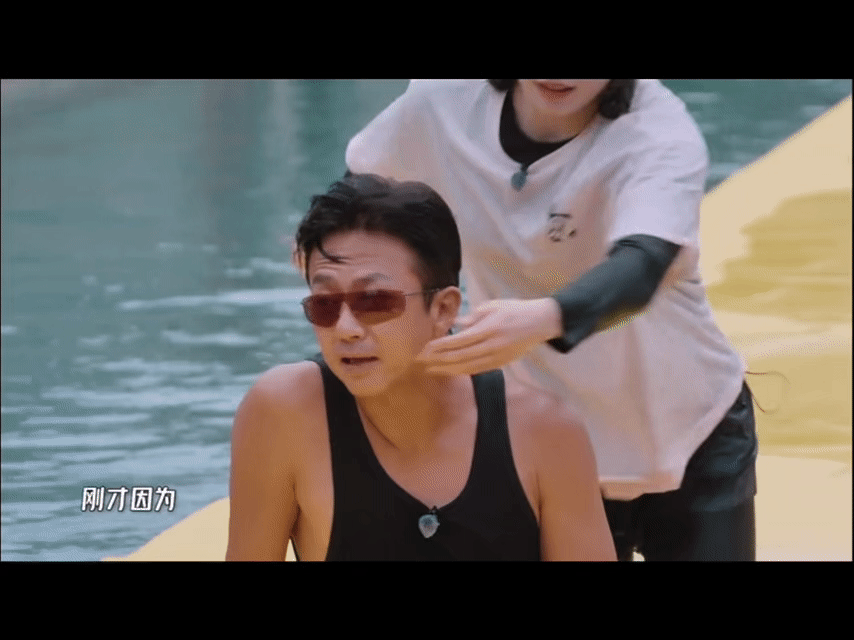 张雨霏用摸过脚的手捂邓超的嘴邓超被张雨霏摸过脚的手捂嘴 超哥耍赖赢比赛，没想到冠