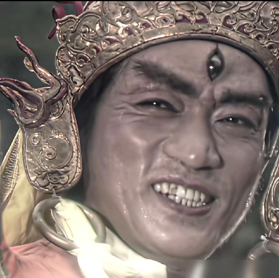 30年前二郎神一笑，满口黄牙淌着汗，就把现在一众小鲜肉的脸皮，撕得干干净净。