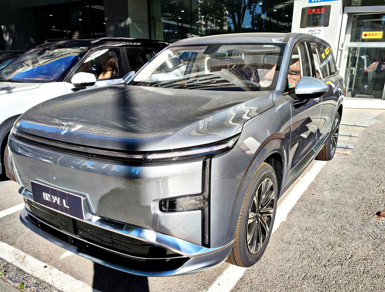 家用大六座SUV《星光L》上市
  2026年7月16日，五菱星光L正式上市，定