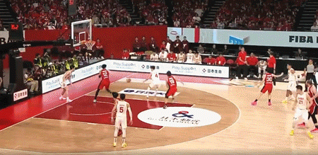 国际裁判太不要脸了简直就是8打5！违体犯规都不吹！中国男篮87:80超级逆转日本