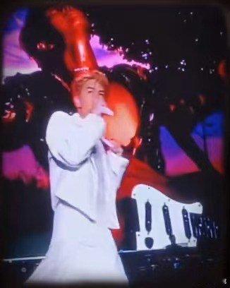 真当上吴克群的MV导演了 不仅用了粉丝拍摄的素材，还在MV中贴心标注了每个拍摄者