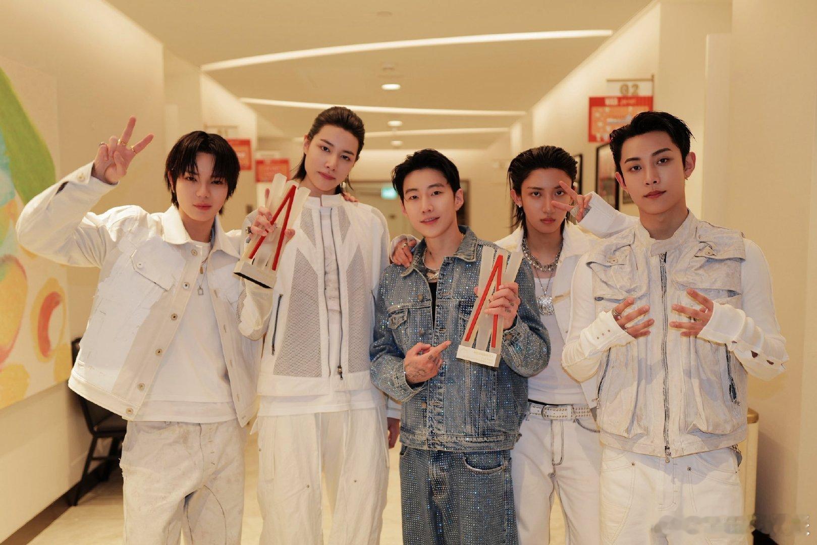 WIEA给朴宰范定制肌肉兔生日蛋糕生日仪式感拉满！WIEA为朴宰范打造专属肌肉兔