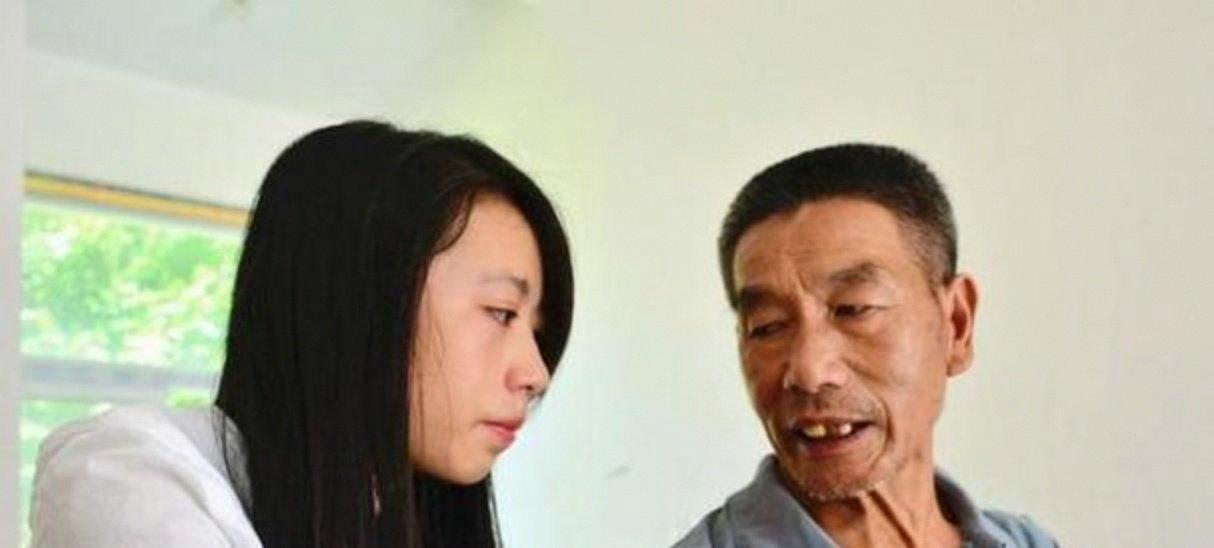 武汉街头，一个煎饼摊主捡到了2个女婴，他终生未娶，20年后，女儿们成了博士和军医