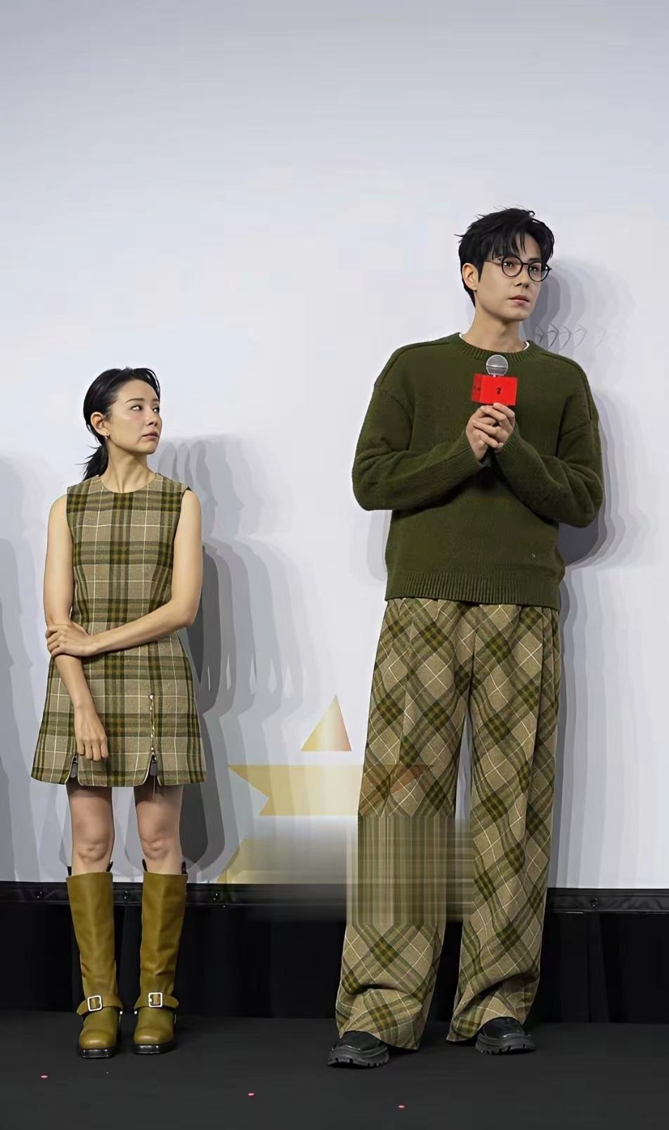 董洁胡一天同框。董洁看起来好弱小无助……这算是最萌身高差吗？ 