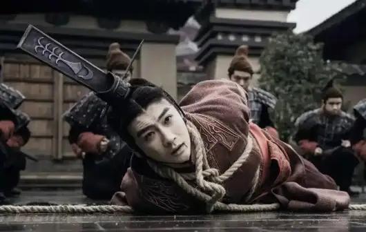 公元前238年，咸阳刑场，嫪毐被绑在木桩上，六匹马已经套好绳索。赵姬跪在不远处，