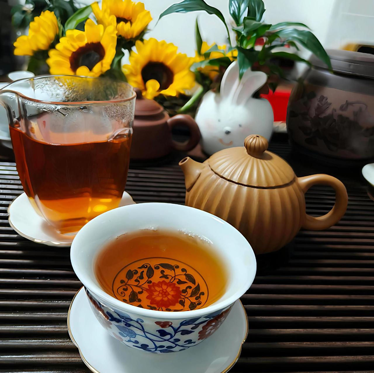 你发现了吗？心情好的时候，茶是甜的；心情低落时，茶是苦的。原来我们品的，一直是自