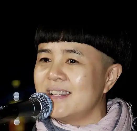快60岁的刘纯燕，也就是大家所熟悉的金龟子，每个月拿着8900的退休金，每隔20